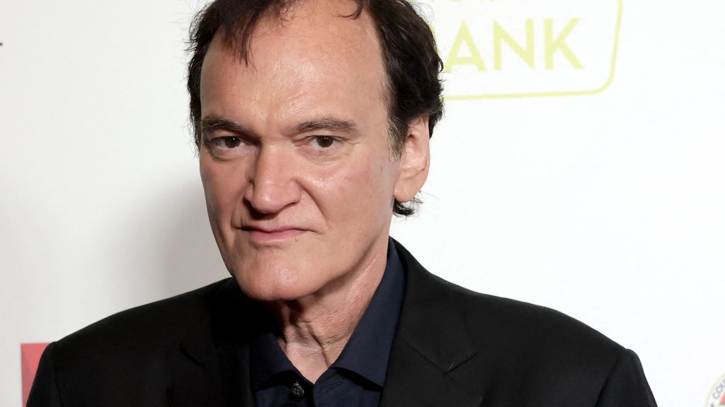 Quentin Tarantino a kamerába néz a burbank-i nemzetközi filmfesztivál vörös szőnyegén