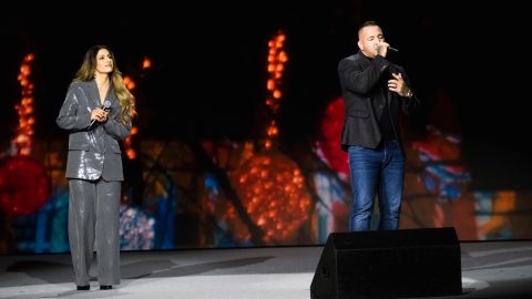 Radics Gigi és Curtis: háborúellenes gyűlés Szegeden a Digitális Polgári Körök (DPK) rendezésében a Pick Arénában 2025. december 20-án.