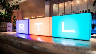 Világító, színes RTL-logó