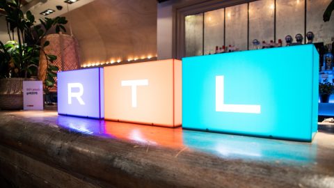 Világító, színes RTL-logó