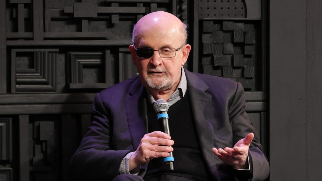Salman Rushdie belefáradt, hogy az határozza meg a karrierjét, hogy megpróbálták megölni