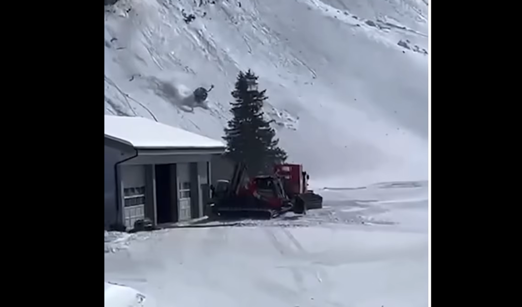 Videón, ahogy legurul a hegyoldalon a Svájcban leszakadt sífelvonó