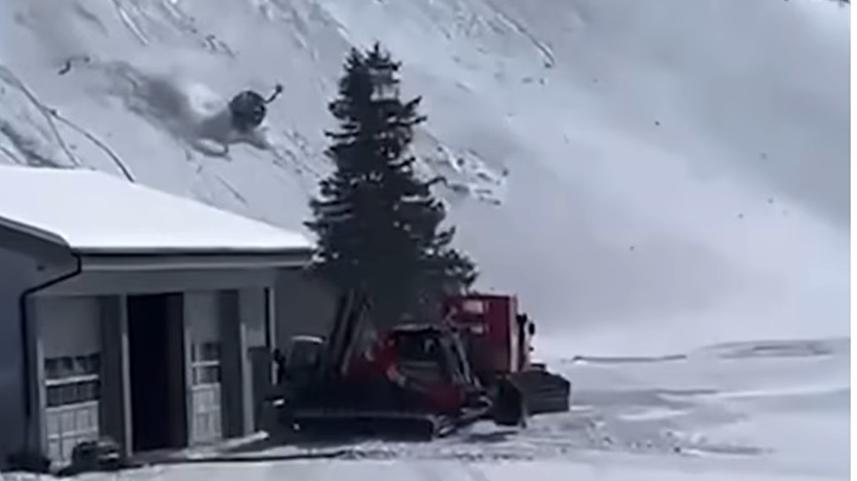 Lezuhant egy sífelvonó.