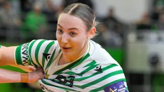 Simon Petra, a Ferencváros (j) és Dione Housheer, a Győr játékosa a női kézilabda K&H Liga 18. fordulójában játszott FTC-Rail Cargo Hungaria - Győri Audi ETO KC mérkőzésen az Elek Gyula Arénában 2026. március 18-án.