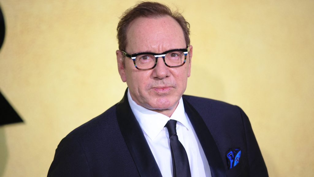 Peren kívül megállapodott a színházzal egy színész, aki szexuális zaklatással vádolja Kevin Spacey-t