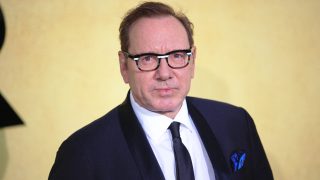 Peren kívül megállapodott a színházzal egy színész, aki szexuális zaklatással vádolja Kevin Spacey-t.