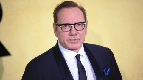 Peren kívül megállapodott a színházzal egy színész, aki szexuális zaklatással vádolja Kevin Spacey-t.