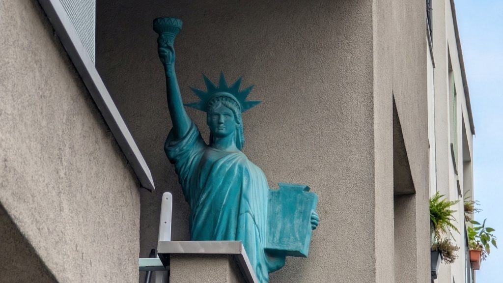 Megunta a panellétet, Újpestre költözött a főváros erkélyen álló Szabadság-szobra