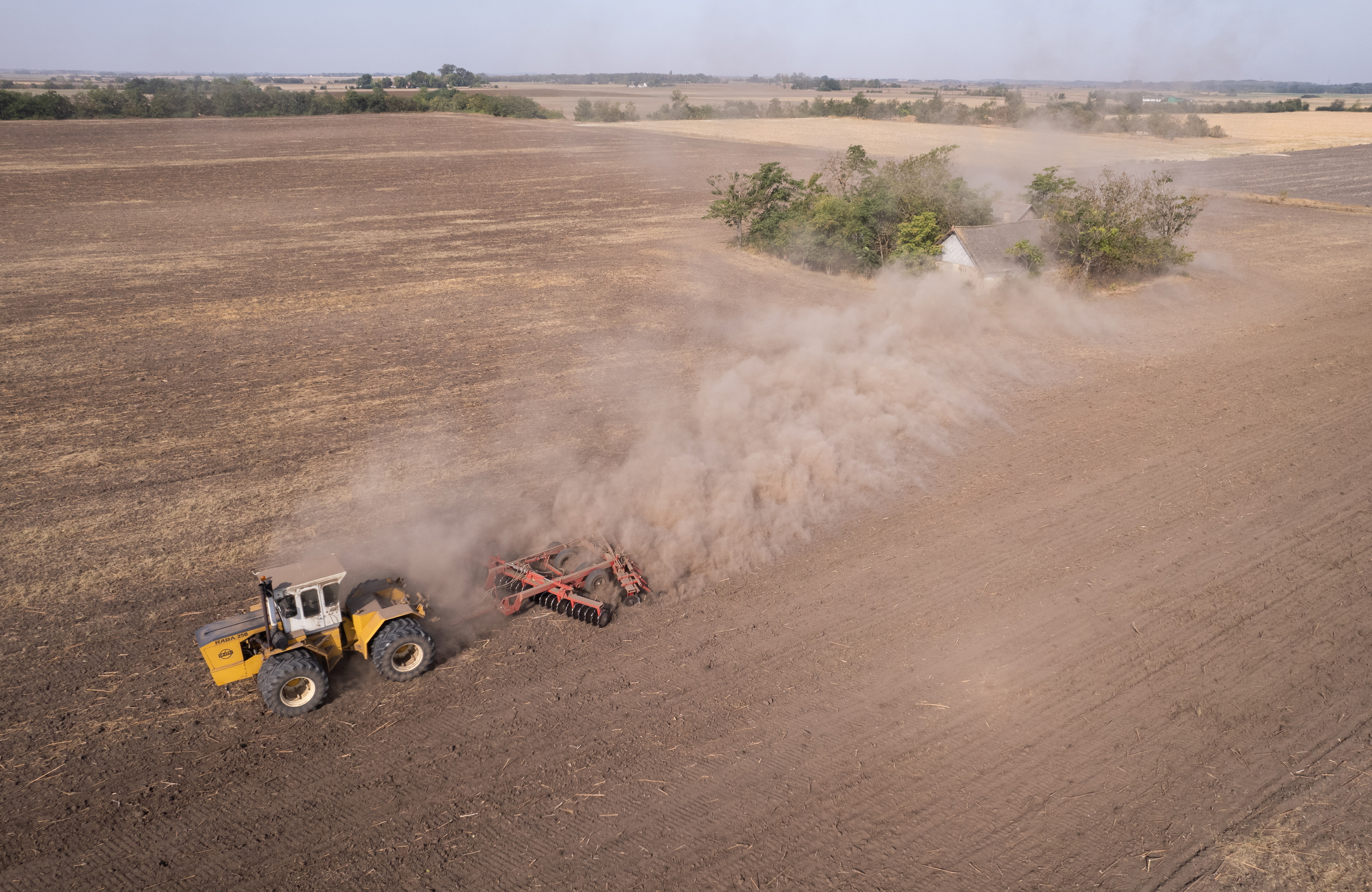 Szántás aszály idején Csongrád-Csanád vármegyében.