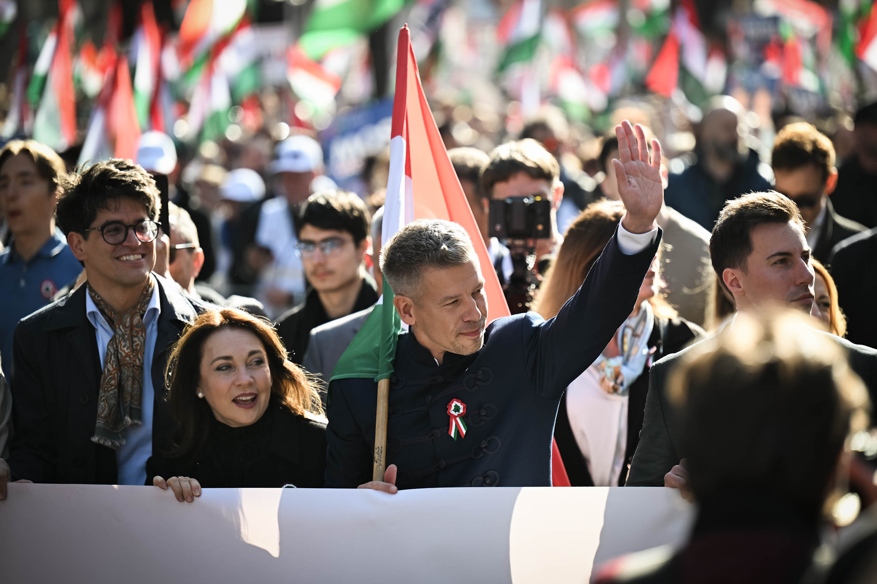 Orbán: Jobban kell nyernünk, mint négy éve, a hárommillió szavazat nem a plafon, hanem a küszöb; elindult a Tisza menete a Deák térről – percről percre a március 15-ei események 1