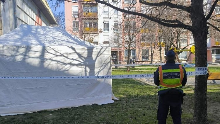 Holtan találtak egy férfit Szekszárdon, az egyik játszótéren