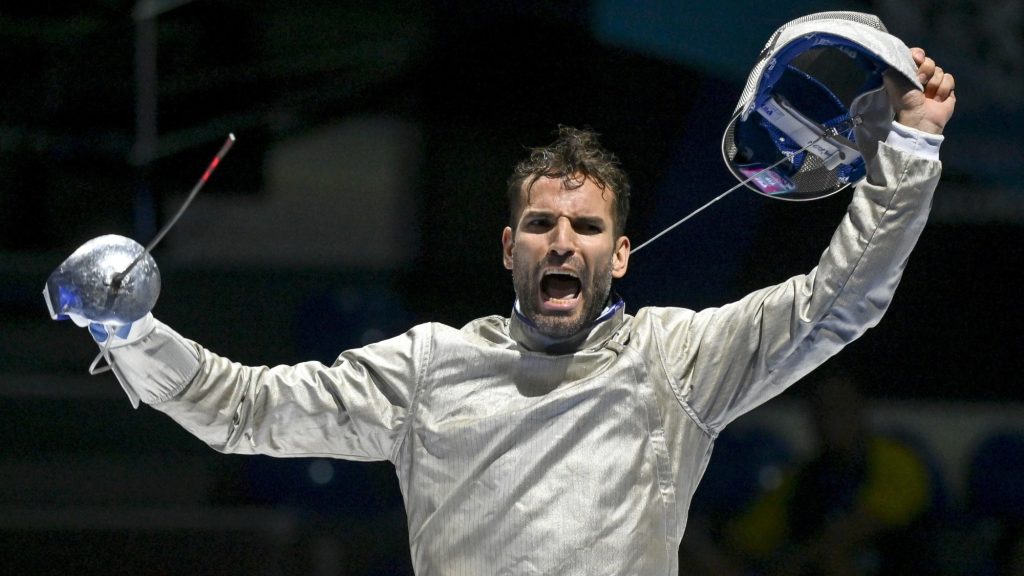 Szilágyi Áron a férfi kardozók csapatversenyének elődöntőjében a tbiliszi vívó-világbajnokságon 2025. július 28-án.