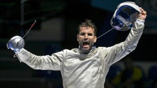 Szilágyi Áron a férfi kardozók csapatversenyének elődöntőjében a tbiliszi vívó-világbajnokságon 2025. július 28-án.