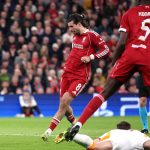 Szoboszli Dominik, a Liverpool játékosa, miközben gólt szerez a Galatasaray ellen.