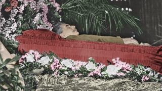 Sztálin a koporsóban.