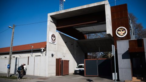 A Terrorelhárítási Központ (TEK) székhelye az ukrán pénzszállítók letartóztatása után 2026. március 6-án.