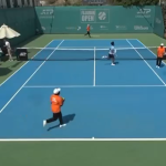 Teniszezők, ahogy futva elhagyják a pályát az emírségekbeli tornán. A közelben dróntámadás volt.