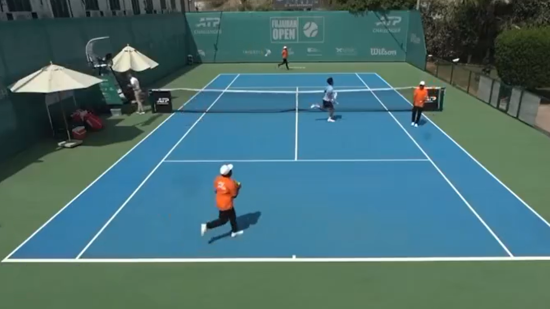 Teniszezők, ahogy futva elhagyják a pályát az emírségekbeli tornán. A közelben dróntámadás volt.