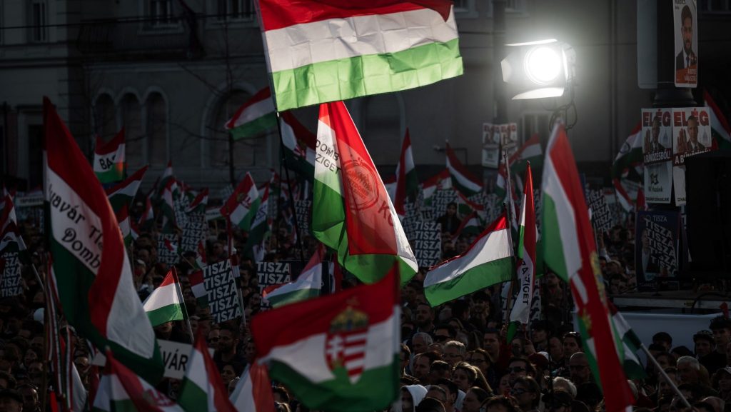 Rendszerváltó Nemzeti Menet néven tartott vonulásos megemlékezést a TISZA Párt az Andrássy úton és a Hősök terén 2026. március 15-én.