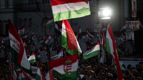 Rendszerváltó Nemzeti Menet néven tartott vonulásos megemlékezést a TISZA Párt az Andrássy úton és a Hősök terén 2026. március 15-én.