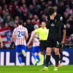 A Tottenham játékosa, Archie Gray a kezei közé temeti az arcát az Atlético Madrid elleni Bajnokok Ligája-mérkőzésen.