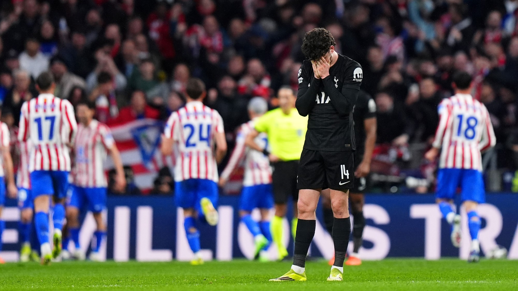 A Tottenham játékosa, Archie Gray a kezei közé temeti az arcát az Atlético Madrid elleni Bajnokok Ligája-mérkőzésen.