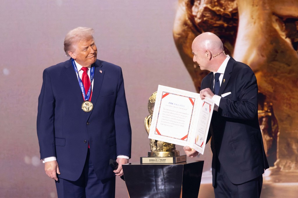 Trumpot nem érdekli, a FIFA-nak fejfájás: mi lesz Irán sorsa a foci-vb-n? 1 Donald Trump (balra) átveszi a FIFA-békedíjat Gianni Infantinótól.