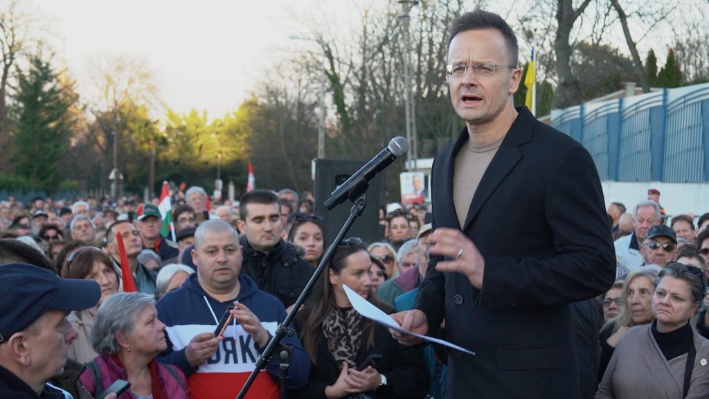 „Arról nem hallottam, hogy Magyar Péter is elítélte” – Ukrajna ellen demonstráltak a nagykövetség előtt