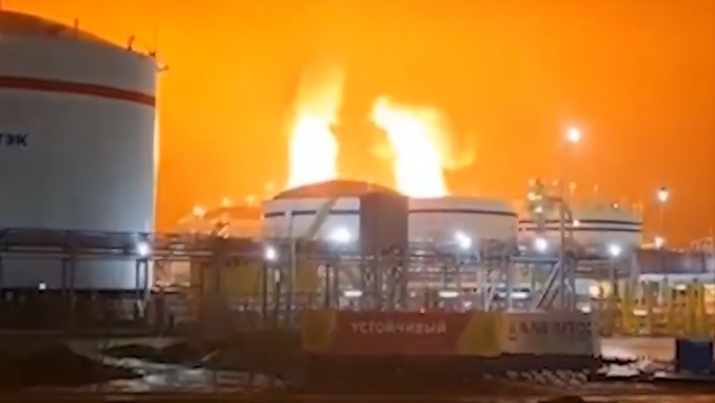 Ukrán dróntámadás után lángolt Oroszország második legnagyobb kikötője