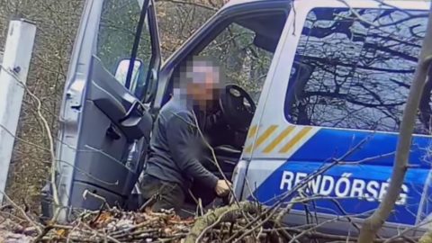 Szolgálati gépkocsiból szívták le az üzemanyagot a rendőrök.