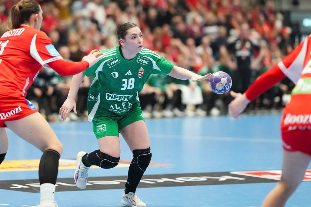 Svendborg, 2026. március 8. Vámos Petra (b2) a női kézilabda Eurokupa csoportkörében, a B csoport negyedik fordulójában játszott Dánia-Magyarország mérkőzésen Svendborgban 2026. március 8-án MTI/EPA/Ritzau/Claus Fisker