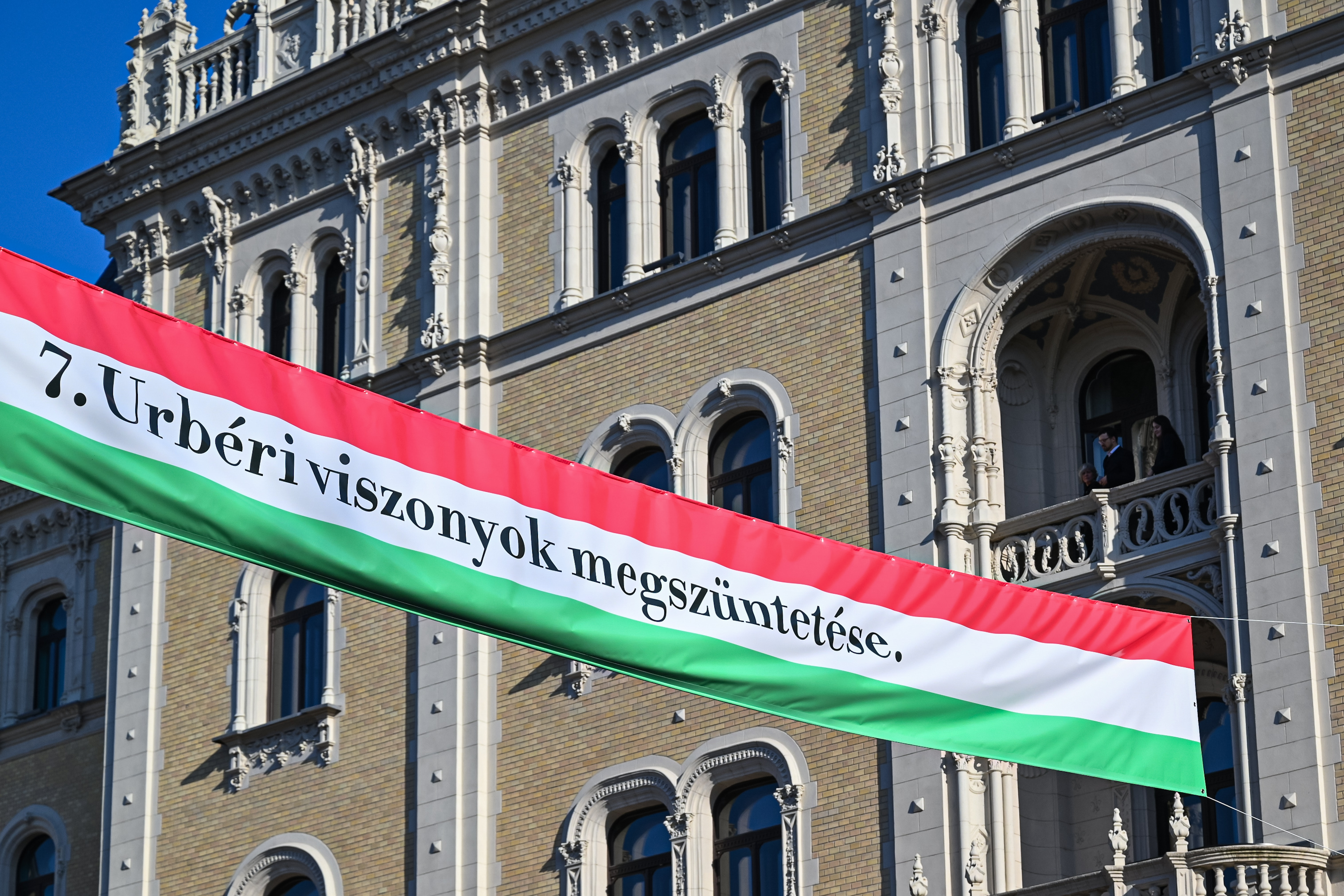 Magyar: Polgár, aki nem hagyja, hogy a saját vezetői eltaposandó rovarnak nevezzék 1