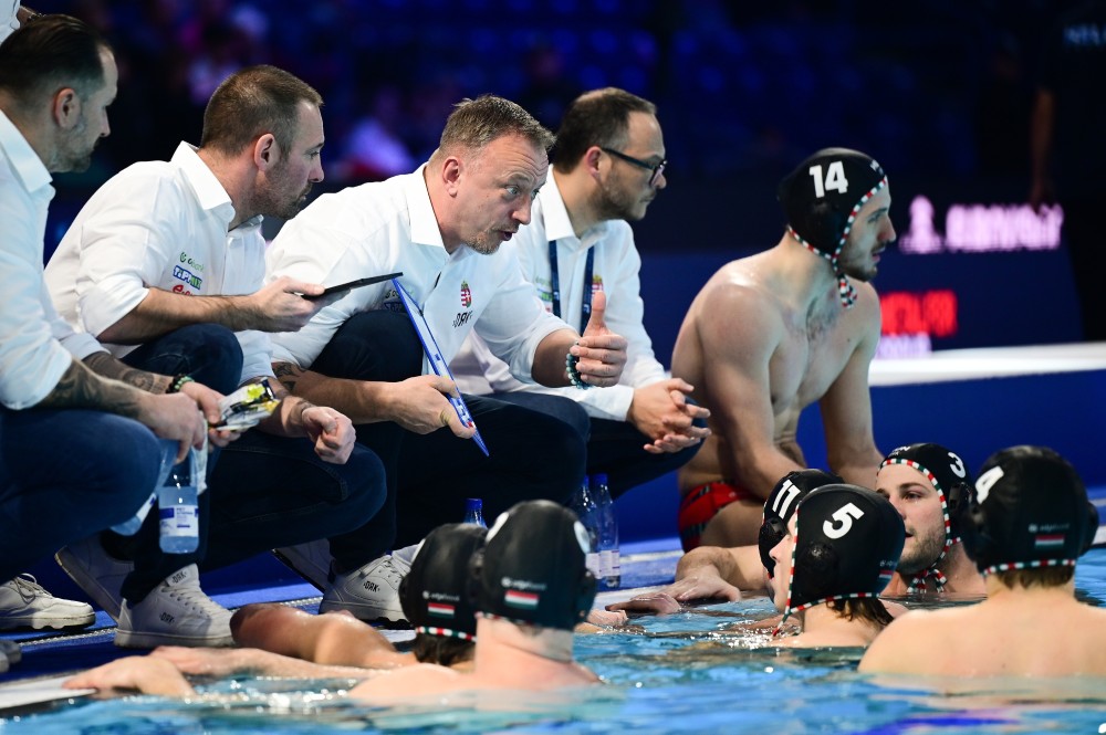 A pólókapitány leült beszélgetni Zalánkival, de a világkupakeretből kihagyta 1 Varga Zsolt szövetségi kapitány (k) a belgrádi férfi vízilabda Európa-bajnokság elődöntőjében játszott Magyarország - Görögország mérkőzés szünetében a Belgrade Arenában 2026. január 23-án.