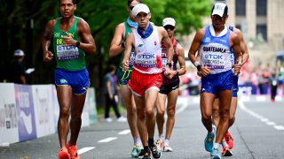 Venyercsán Bence (k) a férfi 20 kilométeres gyaloglás versenyében a tokiói atlétikai világbajnokságon 2025. szeptember 20-án. Mellette a brazil Max Batista Goncalves Dos Santos (b) és a guatemalai Erick Bernabé Barrondo (j).