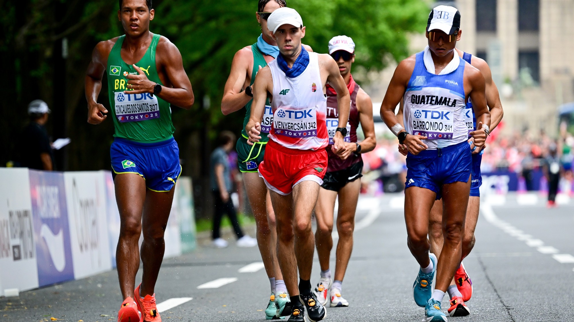 Venyercsán Bence (k) a férfi 20 kilométeres gyaloglás versenyében a tokiói atlétikai világbajnokságon 2025. szeptember 20-án. Mellette a brazil Max Batista Goncalves Dos Santos (b) és a guatemalai Erick Bernabé Barrondo (j).