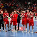 A One Veszprém HC játékosai köszönik meg a szurkolást a férfi kézilabda Bajnokok Ligája csoportkörében játszott One Veszprém HC - Aalborg Handbold mérkőzés után a One Veszprém Arénában 2026. március 12-én. A mérkőzést az Aalborg Handbold nyerte 38-33-ra.