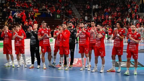 A One Veszprém HC játékosai köszönik meg a szurkolást a férfi kézilabda Bajnokok Ligája csoportkörében játszott One Veszprém HC - Aalborg Handbold mérkőzés után a One Veszprém Arénában 2026. március 12-én. A mérkőzést az Aalborg Handbold nyerte 38-33-ra.