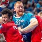 Thiagus Petrus (b) és Dragan Pechmalbec (j), a One Veszprém HC, valamint Jim Gottfridsson, az OTP Bank-Pick Szeged játékosa (k) a férfi kézilabda NB I OTP Bank-Pick Szeged - One Veszprém HC mérkőzésén a szegedi Pick Arénában 2025. november 8-án. A címvédő Veszprém 32-31-re nyert.