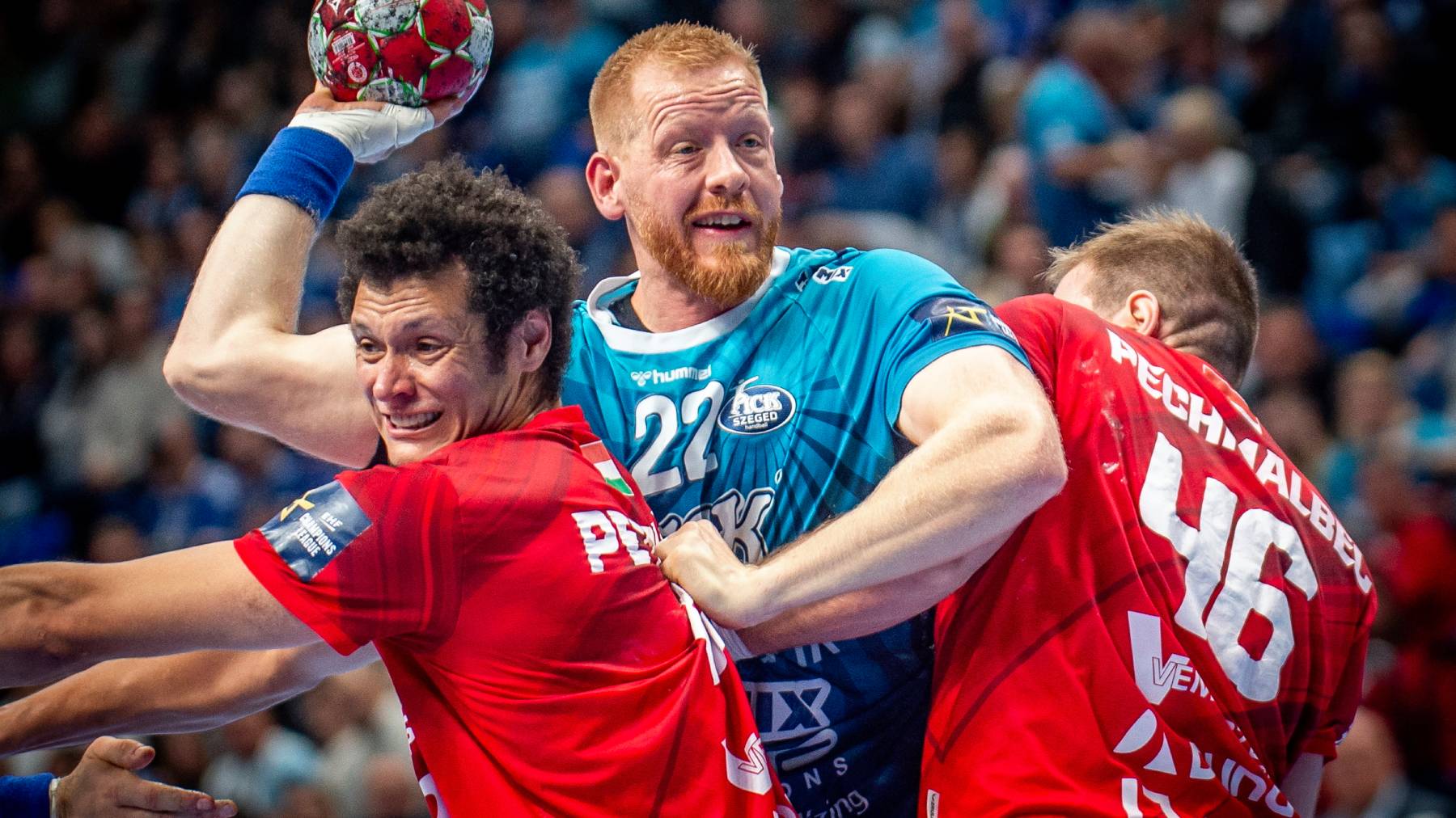 Thiagus Petrus (b) és Dragan Pechmalbec (j), a One Veszprém HC, valamint Jim Gottfridsson, az OTP Bank-Pick Szeged játékosa (k) a férfi kézilabda NB I OTP Bank-Pick Szeged - One Veszprém HC mérkőzésén a szegedi Pick Arénában 2025. november 8-án. A címvédő Veszprém 32-31-re nyert.