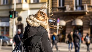 fiatal nő viharos szélben.