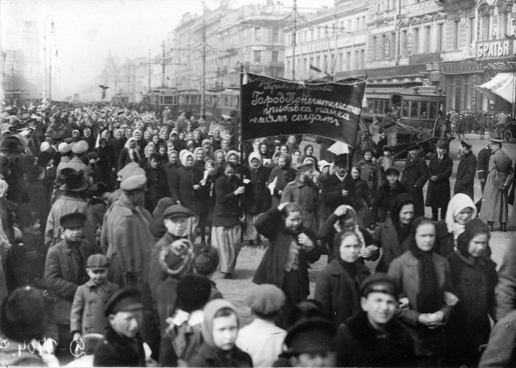 Nők tüntetése kenyérért és békéért 1917. március 8-án. 