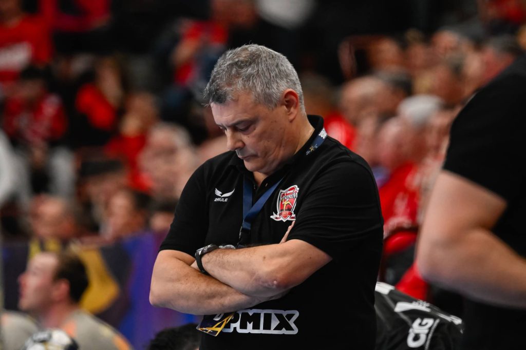 Xavi Pascual, a One Veszprém HC vezetőedzője a férfi kézilabda Bajnokok Ligája csoportkörében játszott One Veszprém HC - Aalborg Handbold mérkőzésen a One Veszprém Arénában 2026. március 12-én. A mérkőzést az Aalborg Handbold nyerte 38-33-ra.