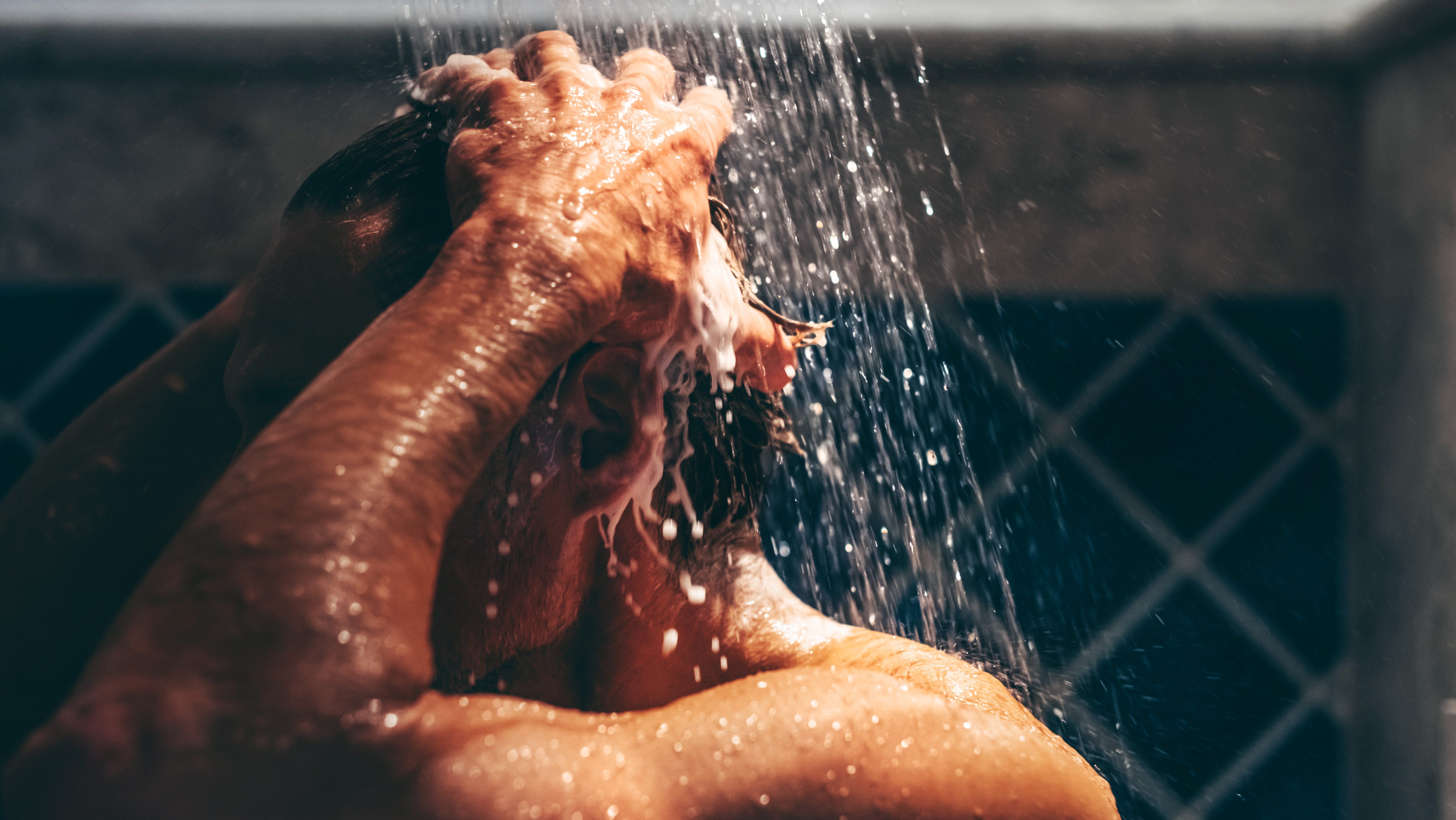 Egy férfi zuhanyzás közben.