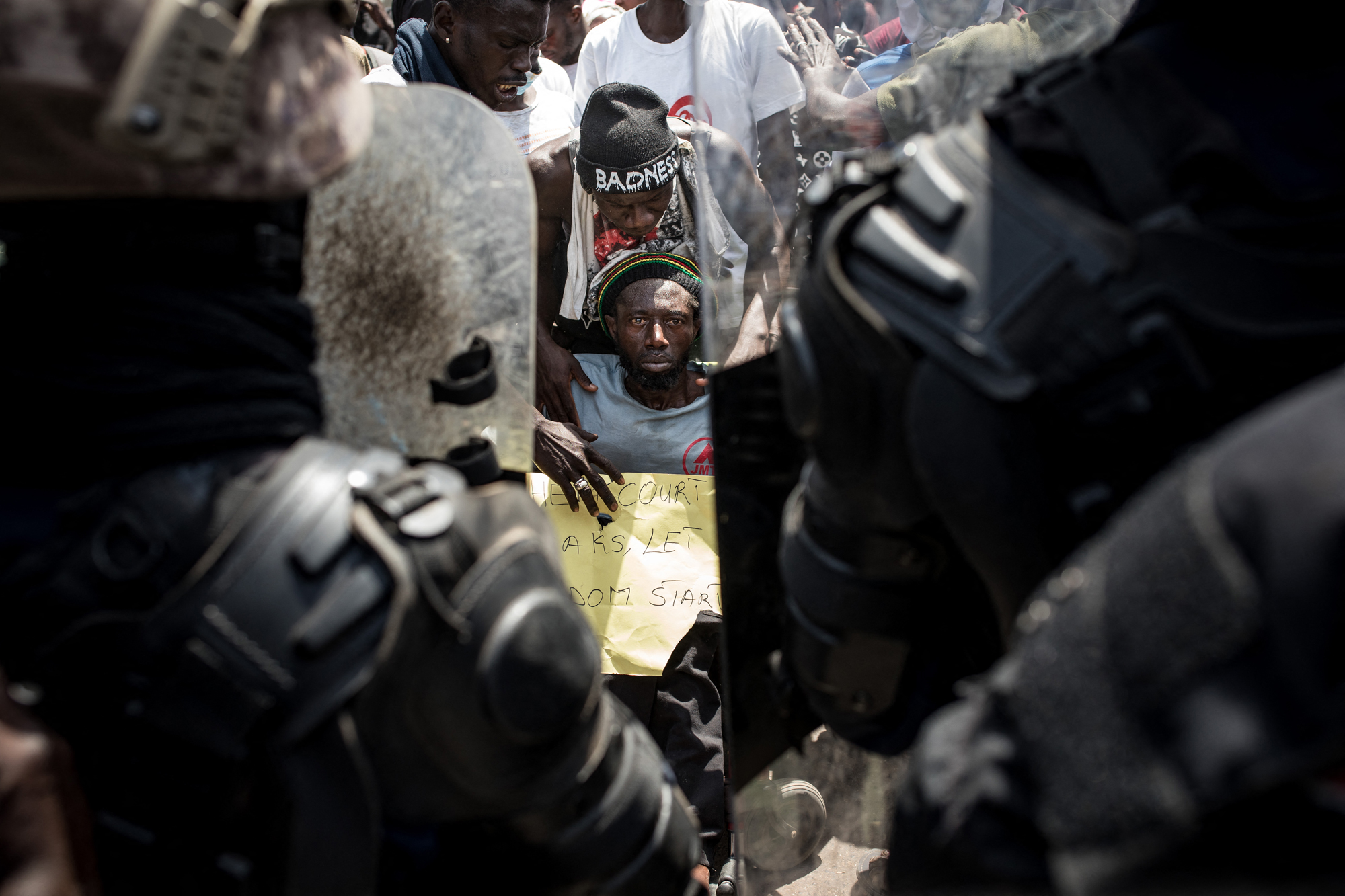 Tüntetők követelik Ousainou és Amie Bojang, börtönbe zárt testvérpár szabadon bocsátását Brufutban, Gambiában 2026. április 1-jén.