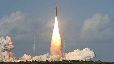 Az SLS űrrakéta az indítás pillanatában.