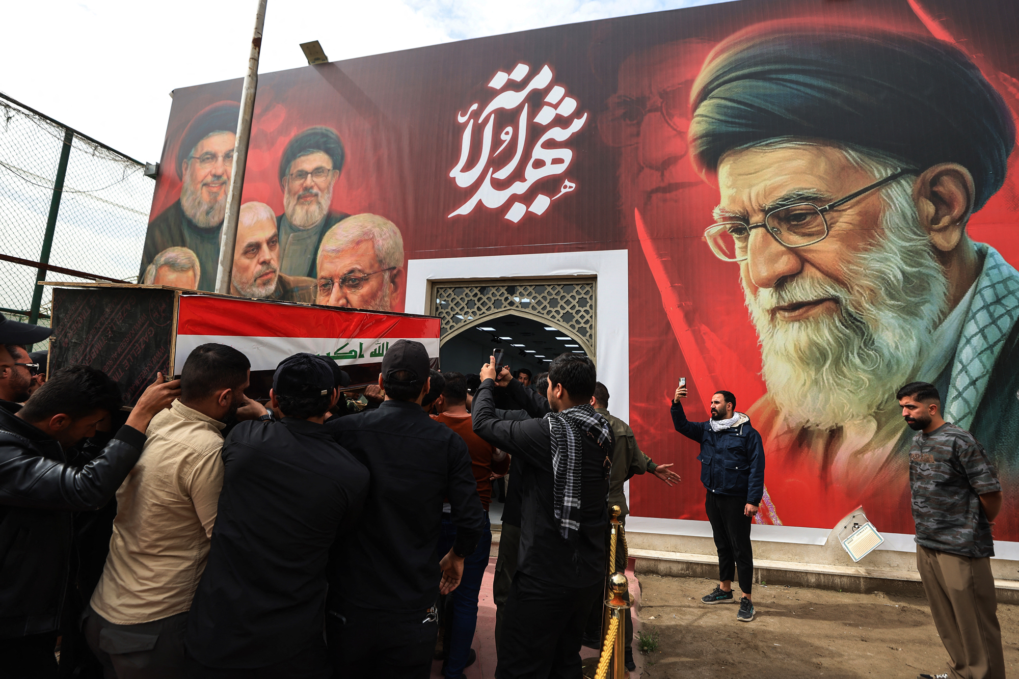 Egykori bajtársuk koporsóját viszik az iraki Hashed al-Shaabi (Népi Mozgósító Erők) félkatonai szervezet tagjai egy bagdadi temetési szertartáson 2026. április 2-án.