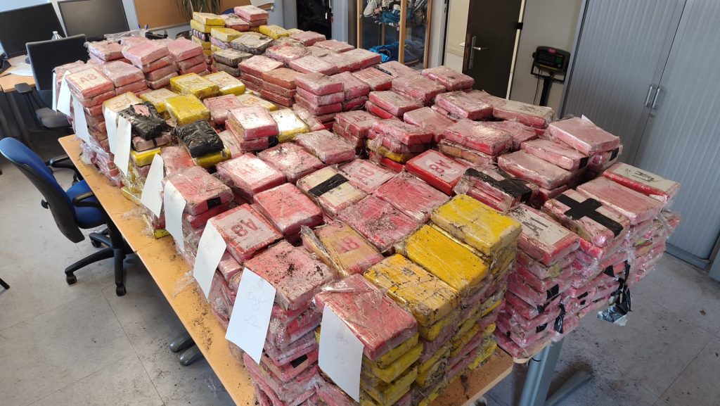 Virágföldet és kokaint szállító teherautót kapcsoltak le Franciaországban