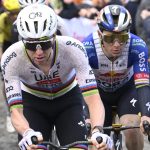 Tadej Pogacar flandriai körverseny vasúti átjáró tilos jelzés