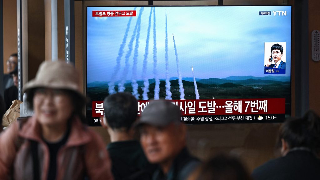 Észak-Korea ballisztikus rakétákat indított a Japán-tenger felé