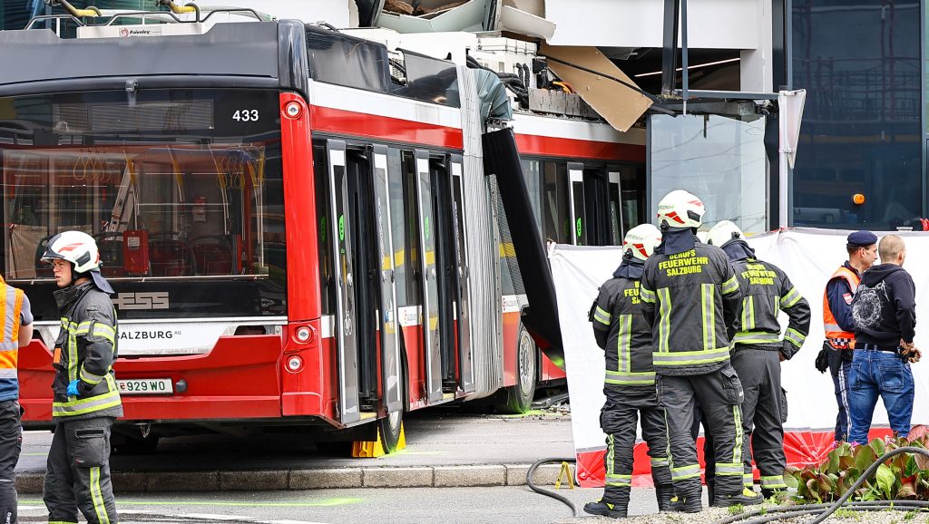 Trolibusz hajtott egy salzburgi szupermarketbe, egy ember meghalt